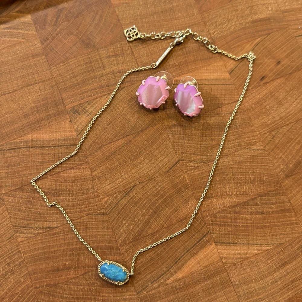 Kendra Scott necklace and earrings
